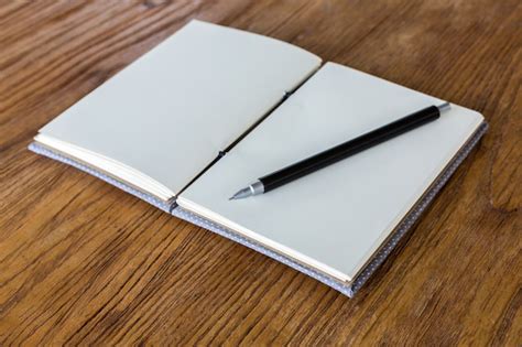 Cuaderno En Blanco Con Bol Grafo Sobre Mesa De Madera Descargar Fotos