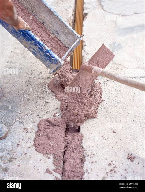 Relleno con color de excavación de hormigón con una sección estrecha