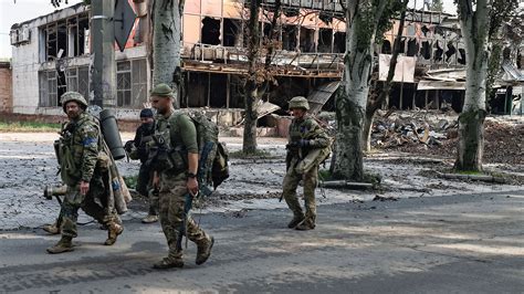 Ukraine Forces Retake Lyman A Strategic City As Russians Retreat