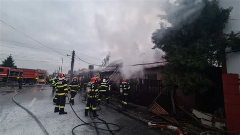 Incendiu violent la un magazin și o casă din Voluntari Nu au fost