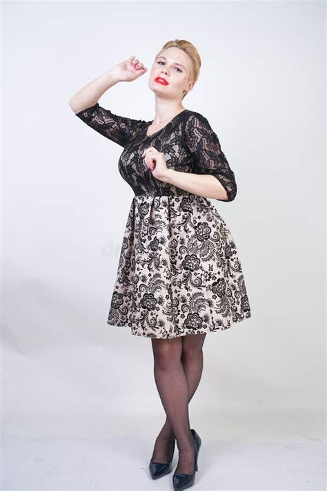 Fille Potel E Sexy Avec La Lingerie Pure Noire Sur Le Fond Blanc De Studio Image Stock Image