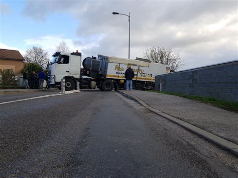 Faits Divers Sennec L S M Con Un Camion Bloque La Circulation Dans