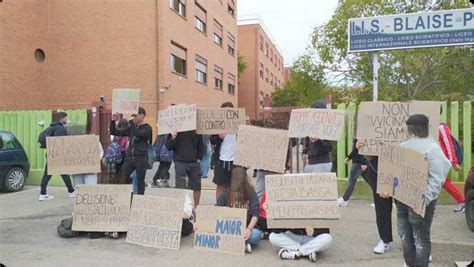 Pomezia Sit In Degli Studenti Del Liceo Pascal Il Bus Navetta In