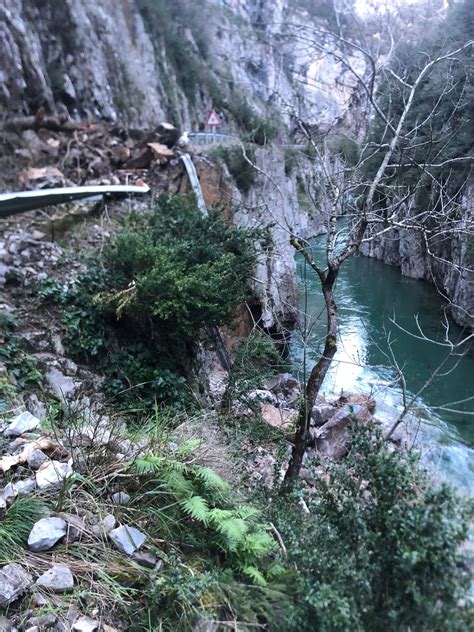 Fotos del desprendimiento de rocas en la carretera de la Foz de Biniés