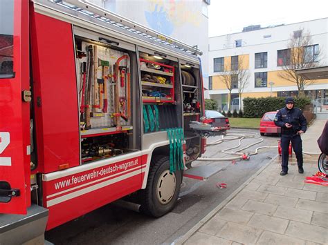 Zimmerbrand Mit Menschenrettung Feuerwehr Deutsch Wagram