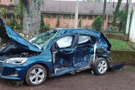 Mulher morre e duas crianças ficam feridas em acidente em frente a