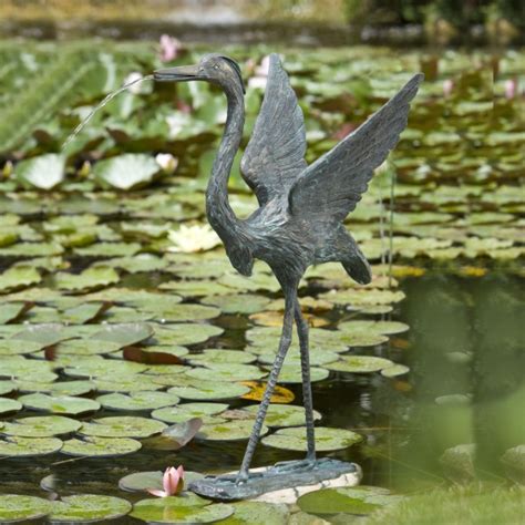 Bronzeskulptur Schreitender Graureiher Als Wasserspeier Kunsthandel