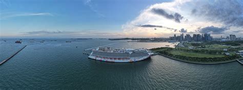 Marina Bay, Singapore editorial stock photo. Image of cruise - 266827163