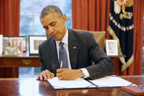 Obama signs bill "unlocking" cell phones - CBS News