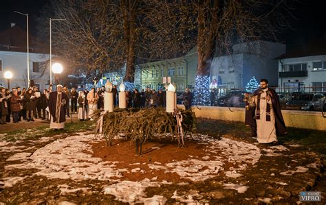 Foto Druga Svije A Upaljena Na Adventskom Vijencu U Prelogu