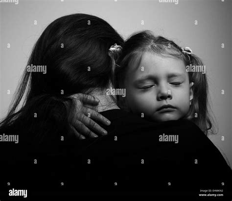 Maman Et Enfant Triste Banque D Images Noir Et Blanc Alamy