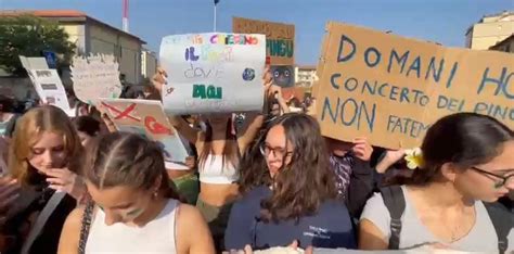 Fridays For Future In Piazza A Firenze Siamo La Resistenza Climatica