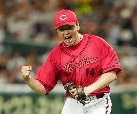 ＜巨・広（11）＞9回、勝ち越しソロの菊池を出迎える新井監督 （撮影・西川祐介） ― スポニチ Sponichi Annex 野球