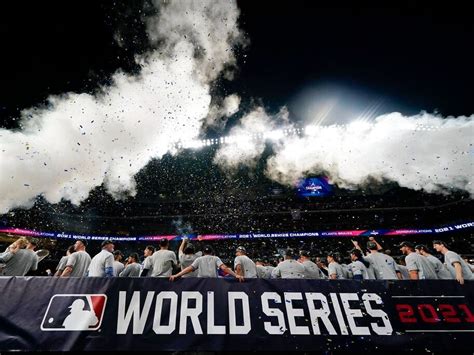 Hundreds Of Thousands Celebrate Braves World Series Parade | Smyrna, GA ...