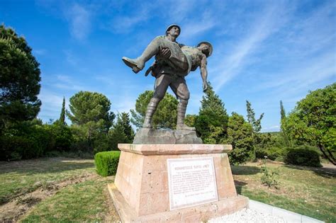 Monument D un Soldat Turc Transportant Un Soldat Blessé De L anzac à