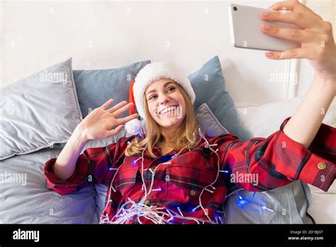 Blonde frau mit schlafanzug im winter Fotos und Bildmaterial in hoher Auflösung Alamy