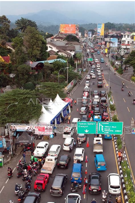 Kepadatan Jalur Puncak Bogor H Lebaran Antara Foto