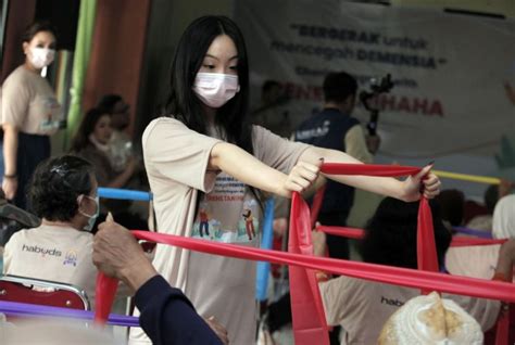 Intip Aksi Seru Irene Tanihaha Ajak Warga Binaan Sosial Panti Tresna