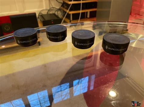 Auralic Aries G Isoacoustics Mini Pucks