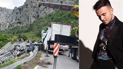 Si Ribalta Il Tir Dello Staff Del Cantante Andrea Sannino L Incidente