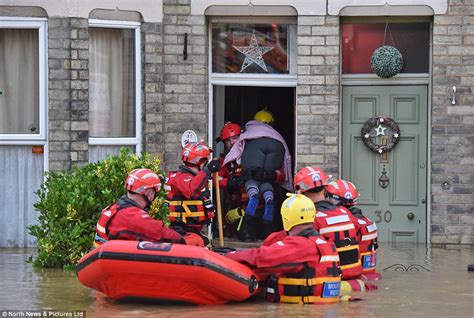 York Floods Sees Thousands Evacuated From Their Homes Daily Mail Online