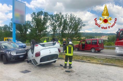 Schianto In Un Distributore Tre Auto Coinvolte Una Si Ribalta Due