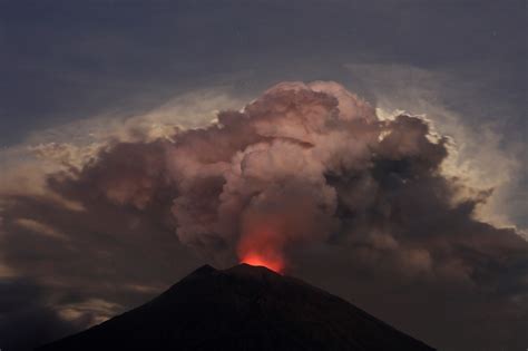 峇里島阿貢火山再噴發 滾燙熔岩漫延3公里、5架航班遭取消 上報 國際