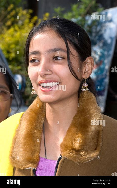 Girl in darjeeling hi-res stock photography and images - Alamy