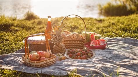 Jedzenie na piknik proste i szybkie przekąski będą najlepszym