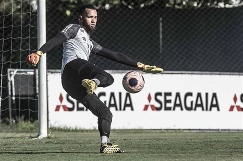 Derrotado na Justiça Everson retorna ao Santos como quarto goleiro A