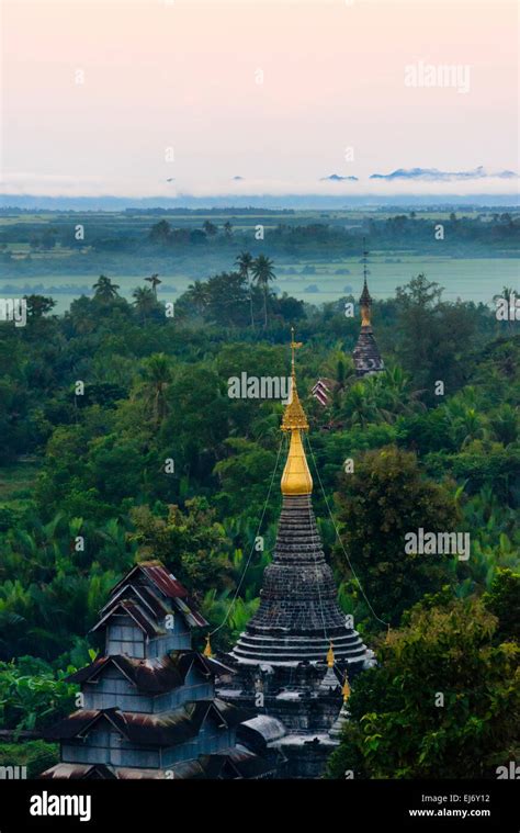 Antiguo Templo Y Pagoda En La Selva Al Amanecer Mrauk U En El Estado