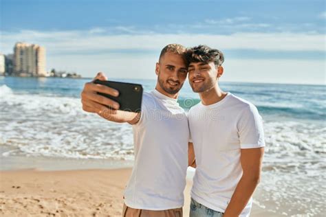 Jovem Casal Gay Sorrindo Feliz Fazendo Selfie Pelo Smartphone Na Praia