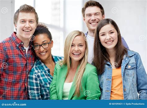 Groupe D étudiants Heureux Ou De Camarades De Classe De Lycée Image