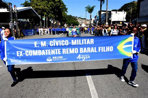 Angra 7 de setembro é marcado por desfile cívico e protesto no centro