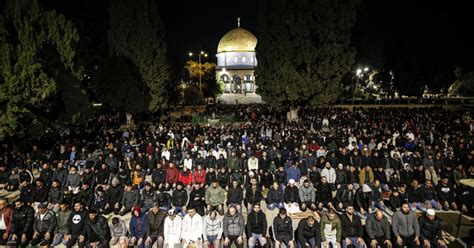 Sekitar Jamaah Palestina Sholat Tarawih Di Masjid Al Aqsa