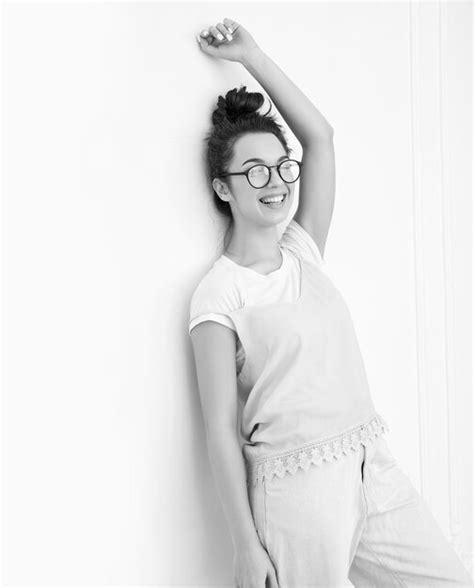 Retrato Do Modelo De Menina Jovem Morena Linda Maquiagem Nude Em Roupas De Ver O Colorido