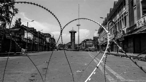 father recorded  days  curfew  kashmir global voices