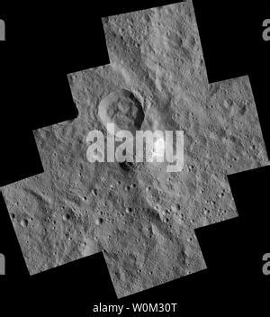 Ces images de la sonde Dawn de la NASA montrent le cratère Domitia dans