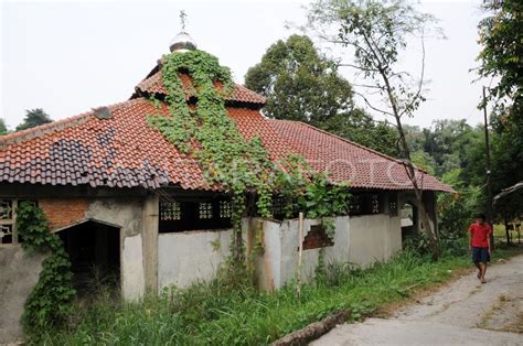 Masjid Terbengkalai Antara Foto