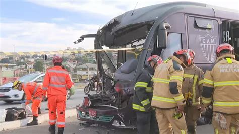 Jornal Minas Batida entre dois ônibus do Move deixa feridos presos às