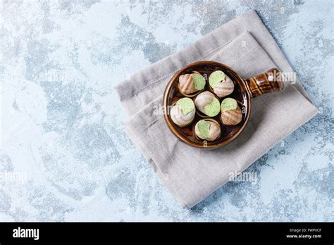 Uncooked Escargots De Bourgogne Snails Stock Photo Alamy