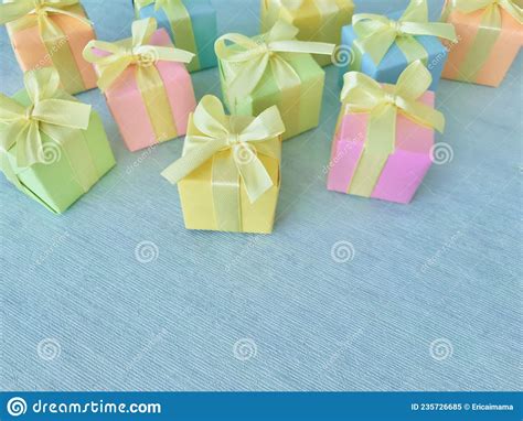 Coloridas Series De Cajas De Regalo Cuadradas Se Colocan Al Azar En Un