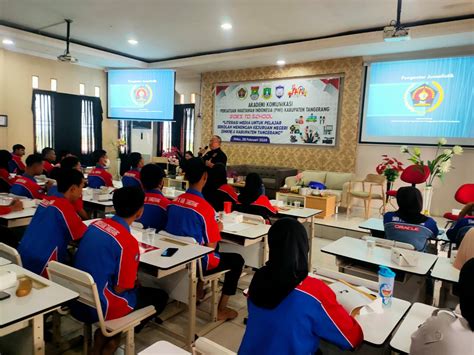 Pwi Kabupaten Tangerang Bekali Pelajar Smkn Kabupaten Tangerang Dasar