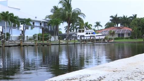 Neighbors rescue family on runaway boat in Cape Coral canal - WINK News