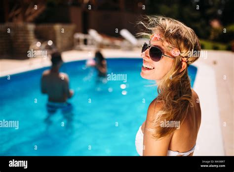 Schönes bikini model schlank Fotos und Bildmaterial in hoher Auflösung Alamy