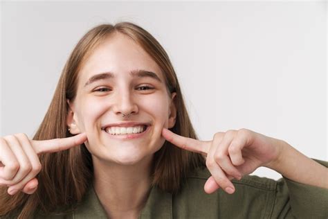 Foto De Uma Mulher Caucasiana Engra Ada Apontando Os Dedos Para As