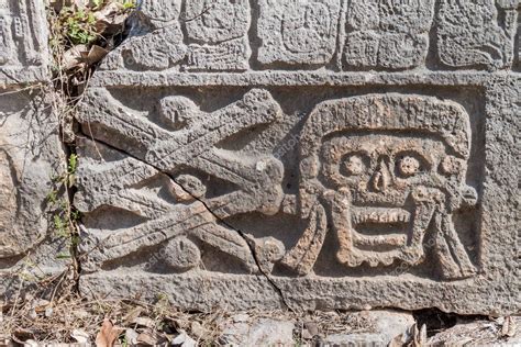 Cráneo y huesos tallados en las ruinas de la antigua ciudad maya Uxmal