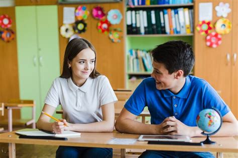 Les élèves Parlent En Classe Photo Gratuite