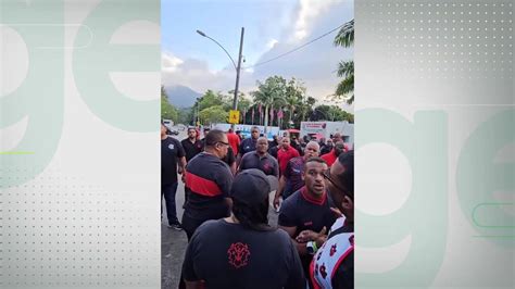 Vídeo Torcedores fazem protesto no Ninho do Urubu antes de treino do