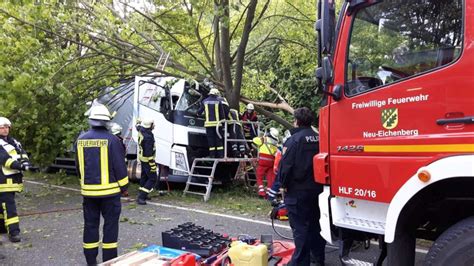 Fotos Neu Eichenberg Fahrer Im F Hrerhaus Eingeklemmt